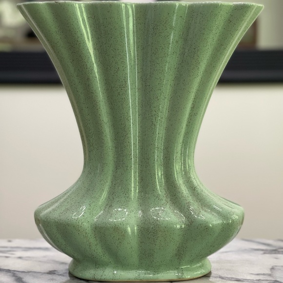 Large Vintage Pottery Vase- Made in USA 🇺🇸 - Picture 3 of 10